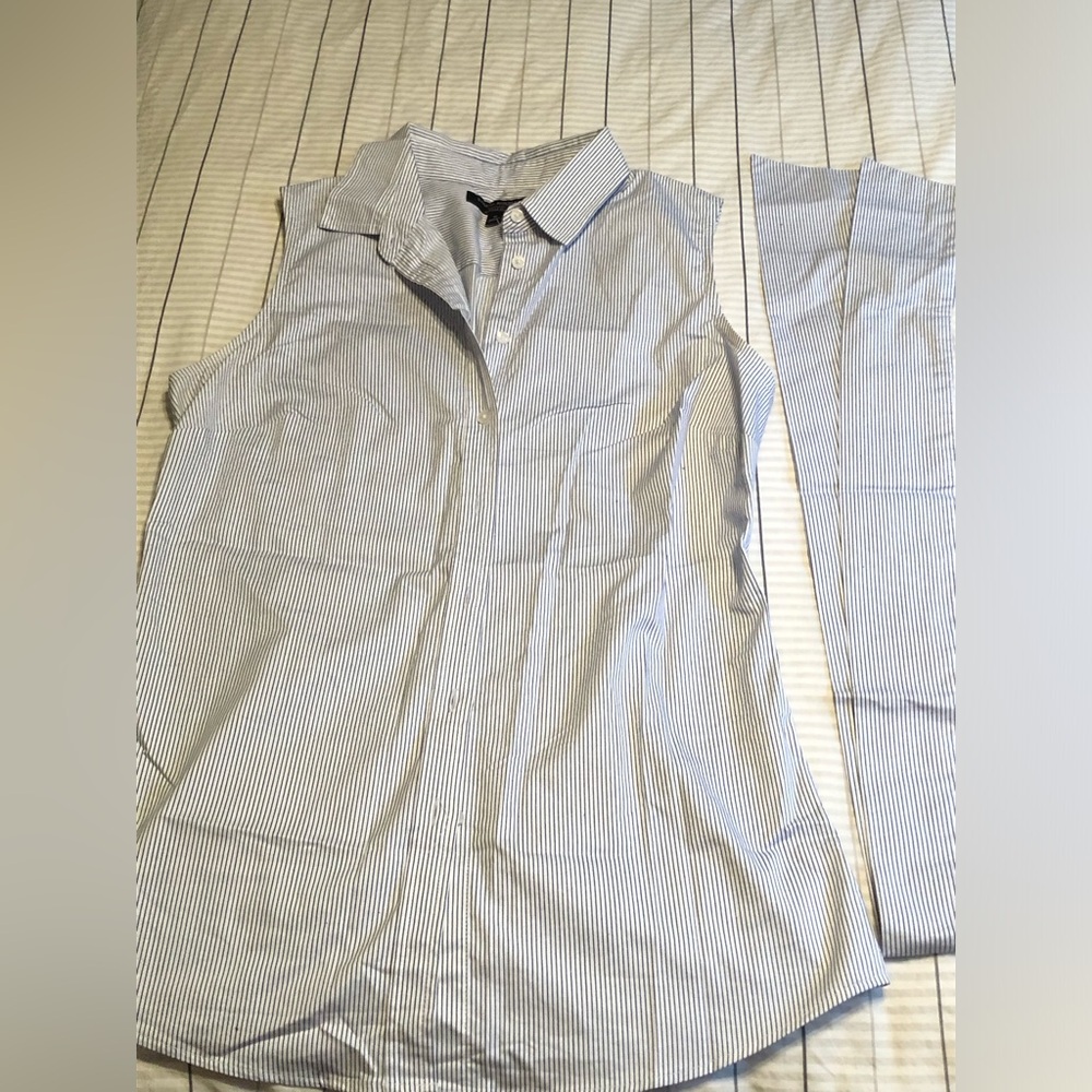Banana Republic tank. Great for work! Only worn a few times.